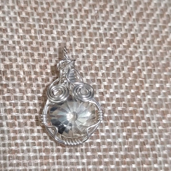 Yellow Labradorite Eye Wrapped in Sterling Pendant - Picture 9 of 14